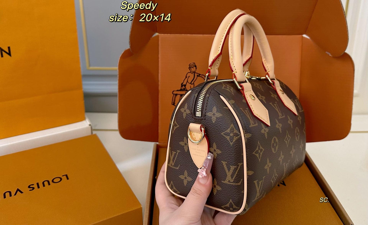 Louis Vuitton Speedy Bandoulière 20 handbag in Classic Monogram coated Canvas with natural cowhide leather trim
