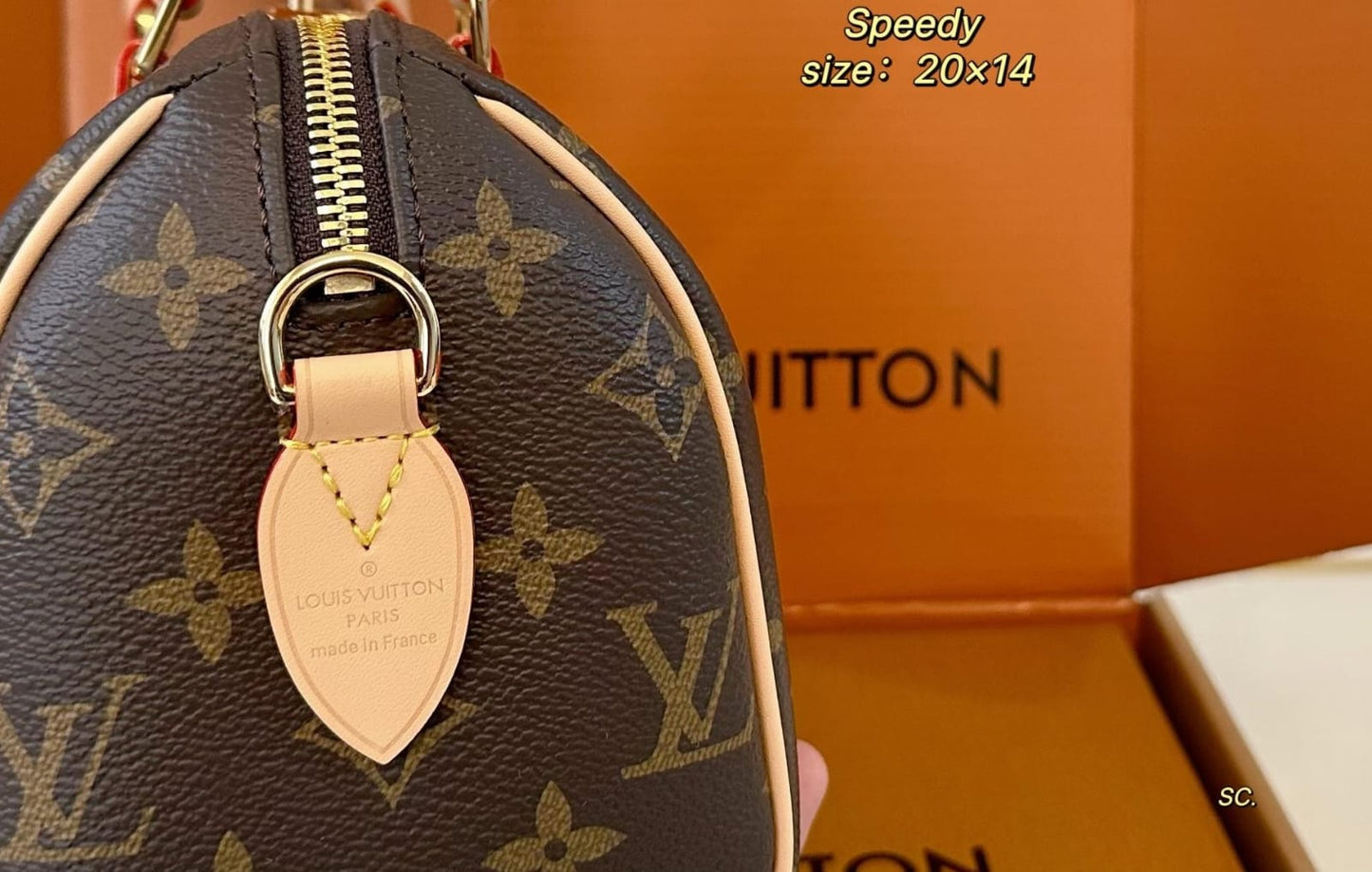 Louis Vuitton Speedy Bandoulière 20 handbag in Classic Monogram coated Canvas with natural cowhide leather trim