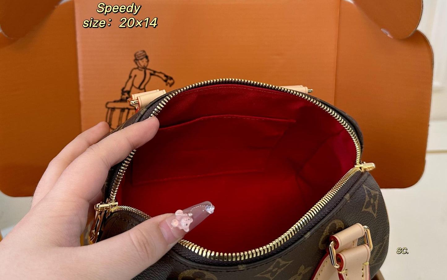 Louis Vuitton Speedy Bandoulière 20 handbag in Classic Monogram coated Canvas with natural cowhide leather trim