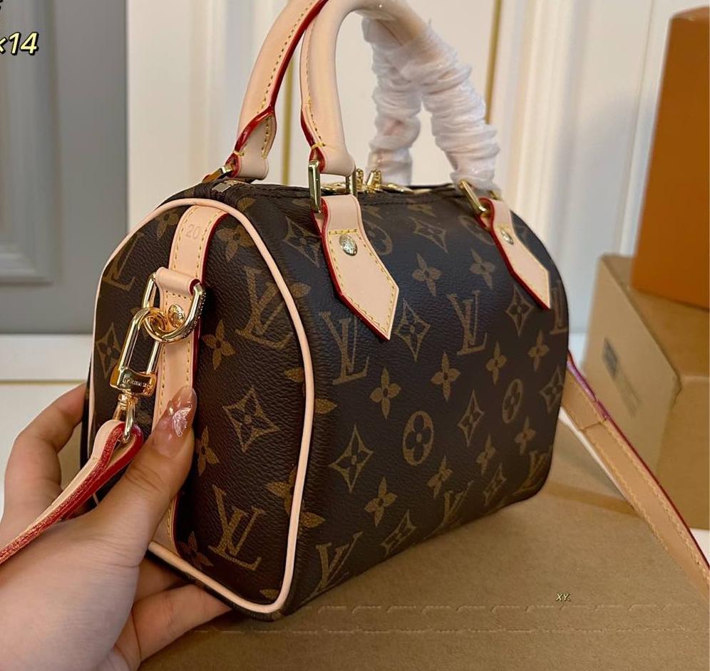 Louis Vuitton Speedy Bandoulière 20 bag in Monogram coated canvas with leather trim (size 20×14)