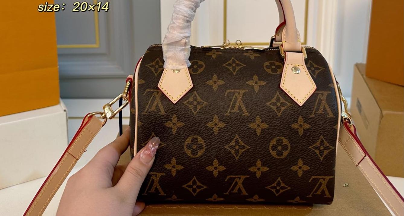 Louis Vuitton Speedy Bandoulière 20 bag in Monogram coated canvas with leather trim (size 20×14)