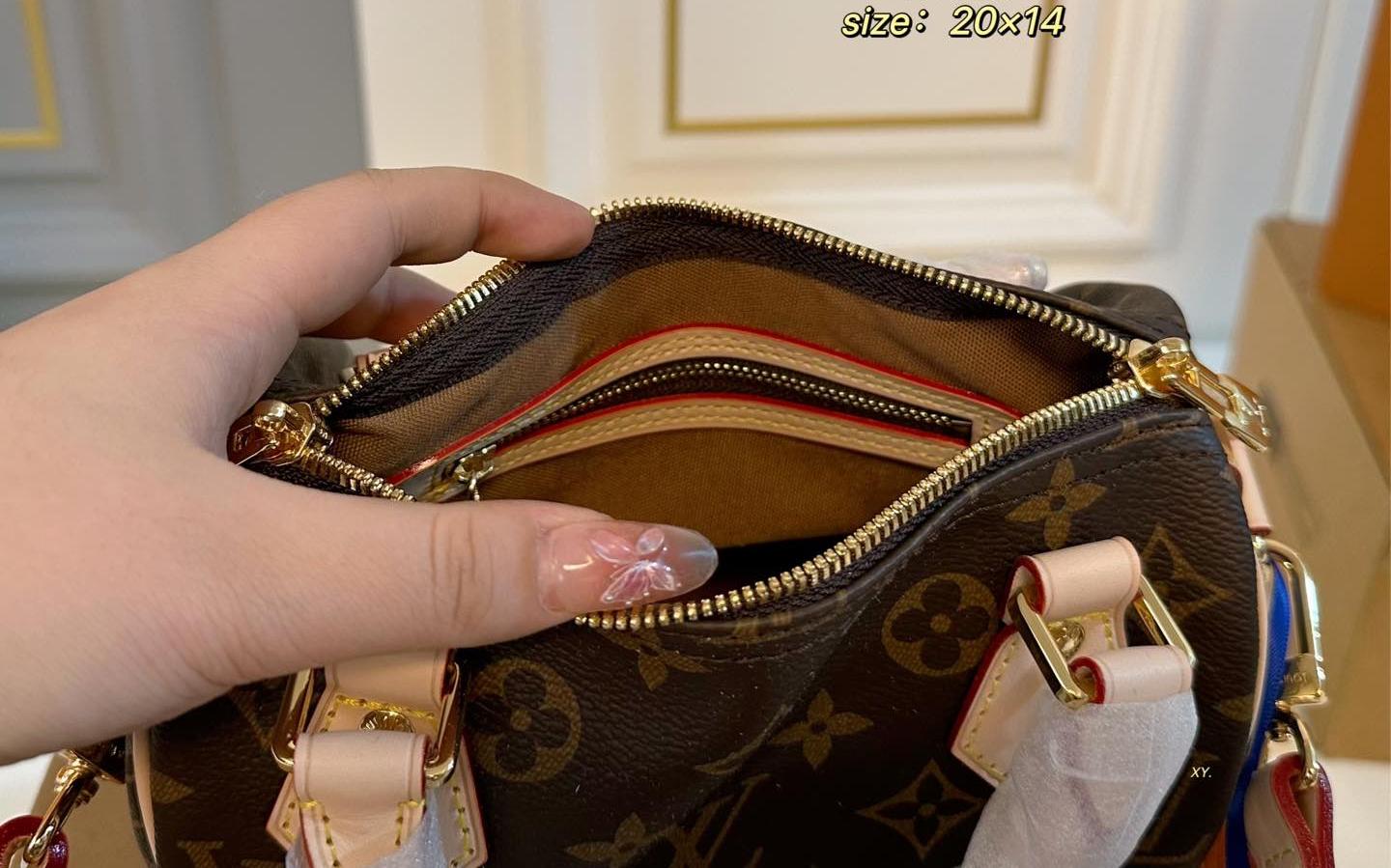 Louis Vuitton Speedy Bandoulière 20 bag in Monogram coated canvas with leather trim (size 20×14)