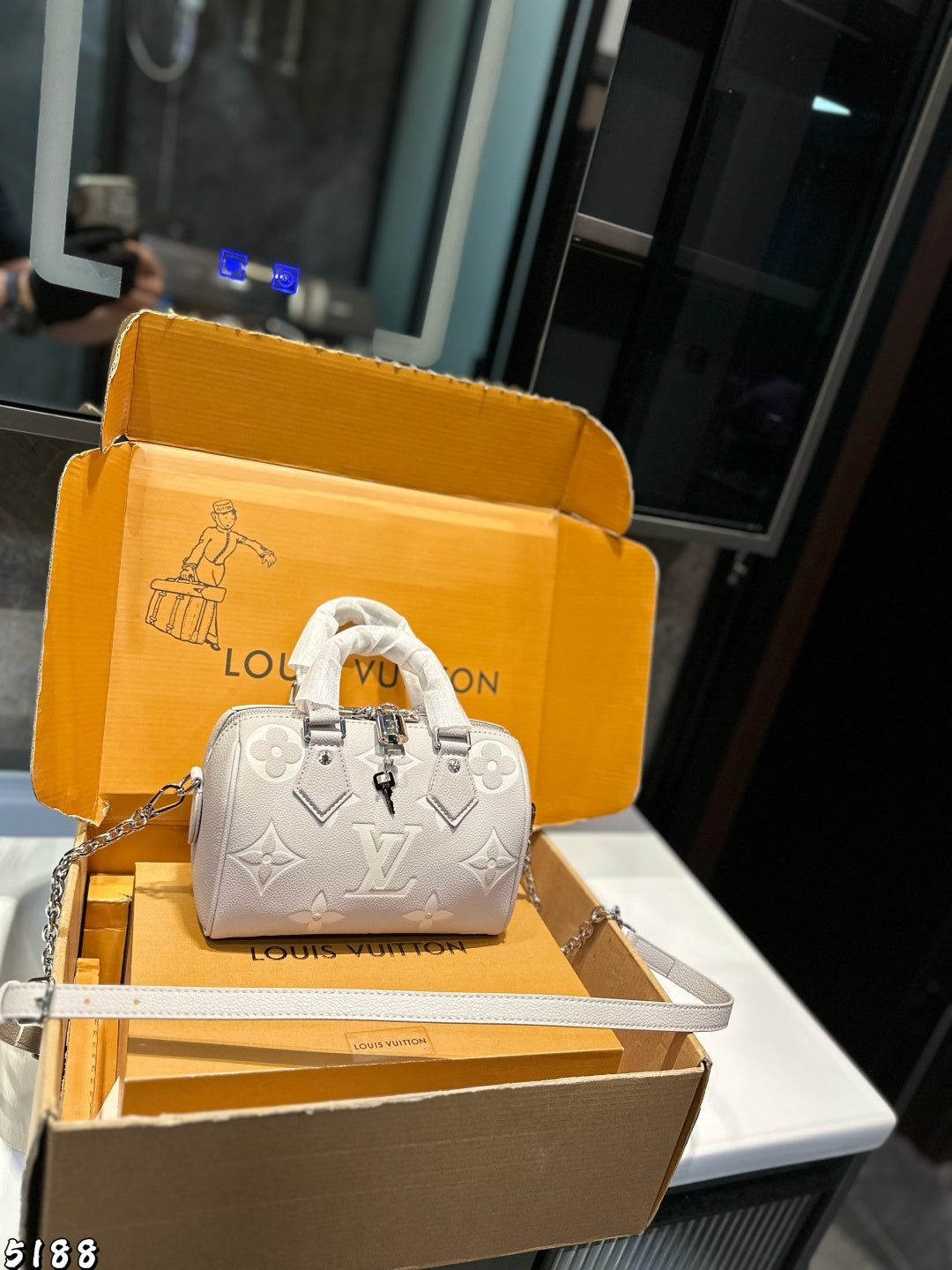 Louis Vuitton Speedy Bandoulière 20 in white Monogram Empreinte leather