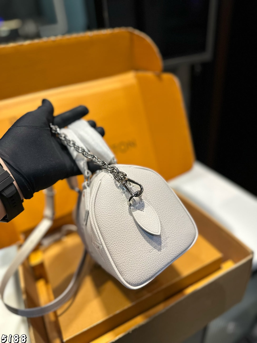 Louis Vuitton Speedy Bandoulière 20 in white Monogram Empreinte leather