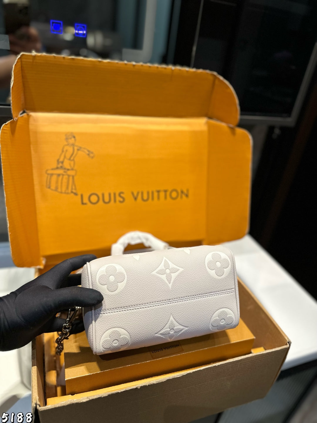 Louis Vuitton Speedy Bandoulière 20 in white Monogram Empreinte leather