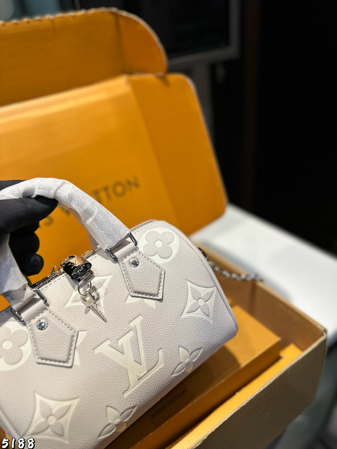 Louis Vuitton Speedy Bandoulière 20 in white Monogram Empreinte leather