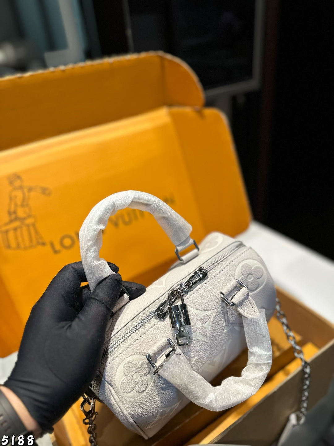 Louis Vuitton Speedy Bandoulière 20 in white Monogram Empreinte leather
