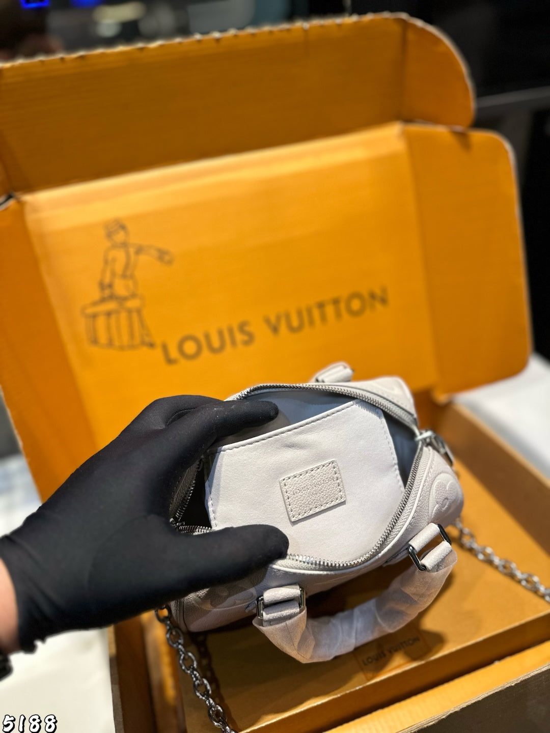 Louis Vuitton Speedy Bandoulière 20 in white Monogram Empreinte leather