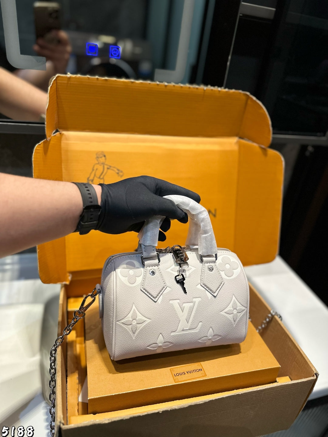Louis Vuitton Speedy Bandoulière 20 in white Monogram Empreinte leather