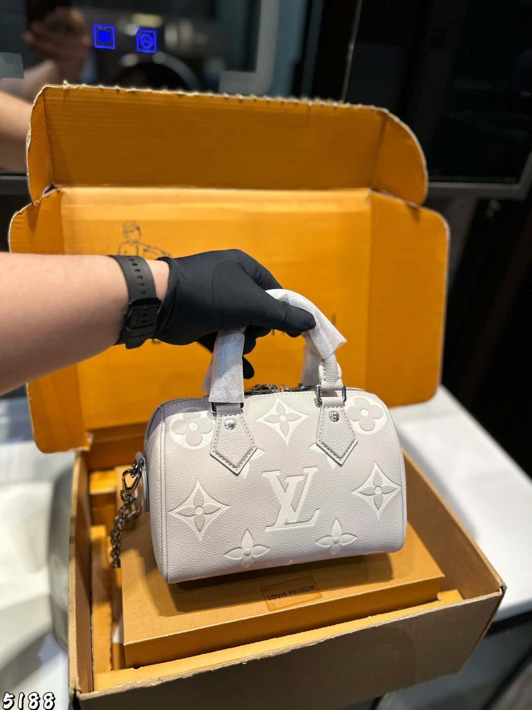 Louis Vuitton Speedy Bandoulière 20 in white Monogram Empreinte leather