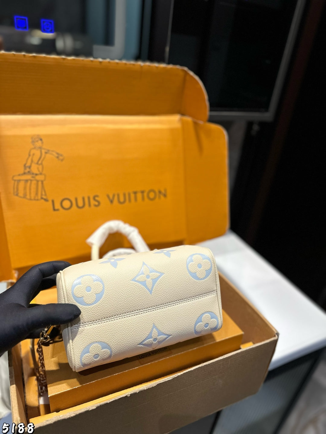 Louis Vuitton Monogram Empreinte Bicolour Speedy Bandoulière 20 handbag in white and blue leather.