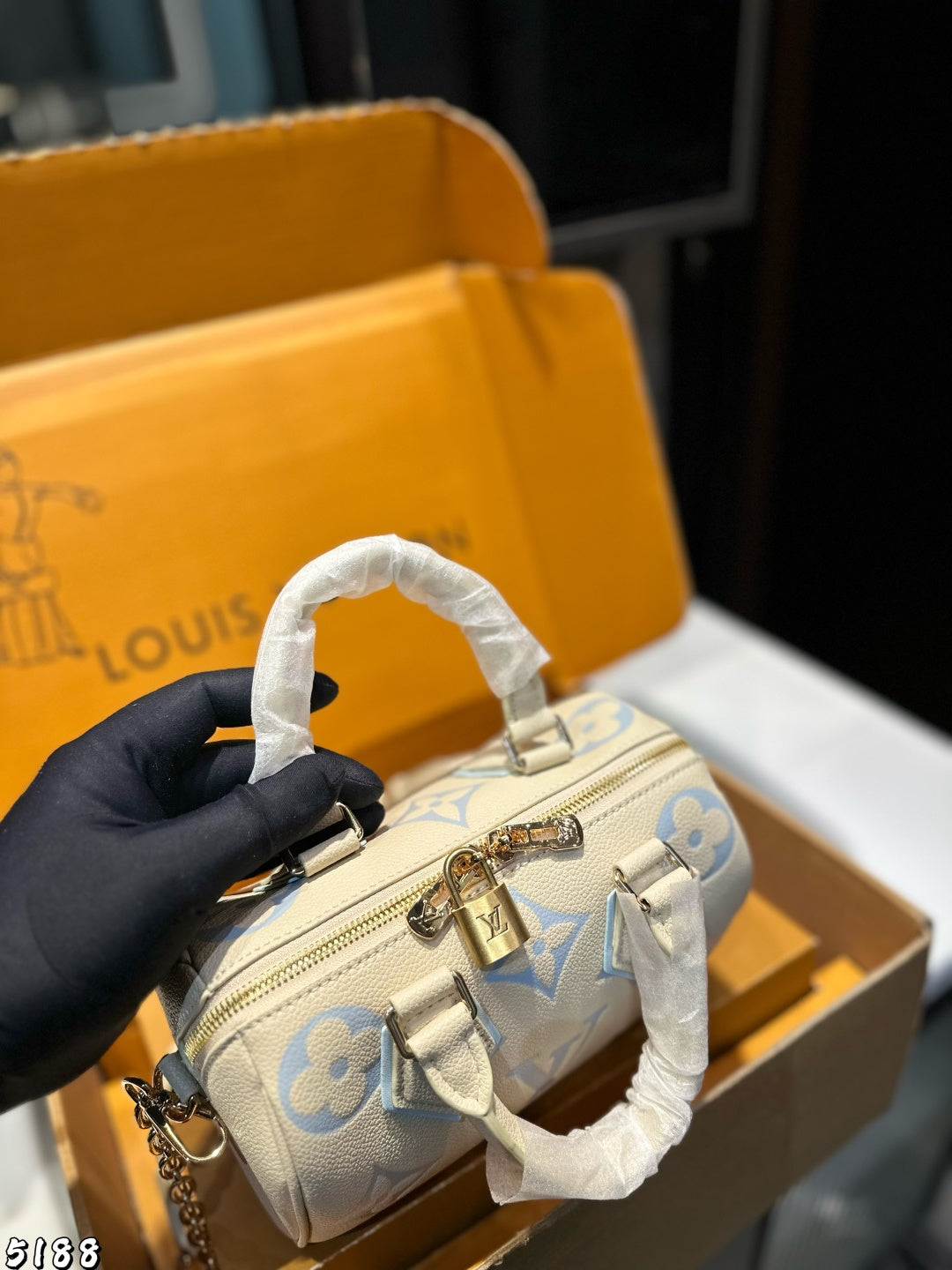 Louis Vuitton Monogram Empreinte Bicolour Speedy Bandoulière 20 handbag in white and blue leather.