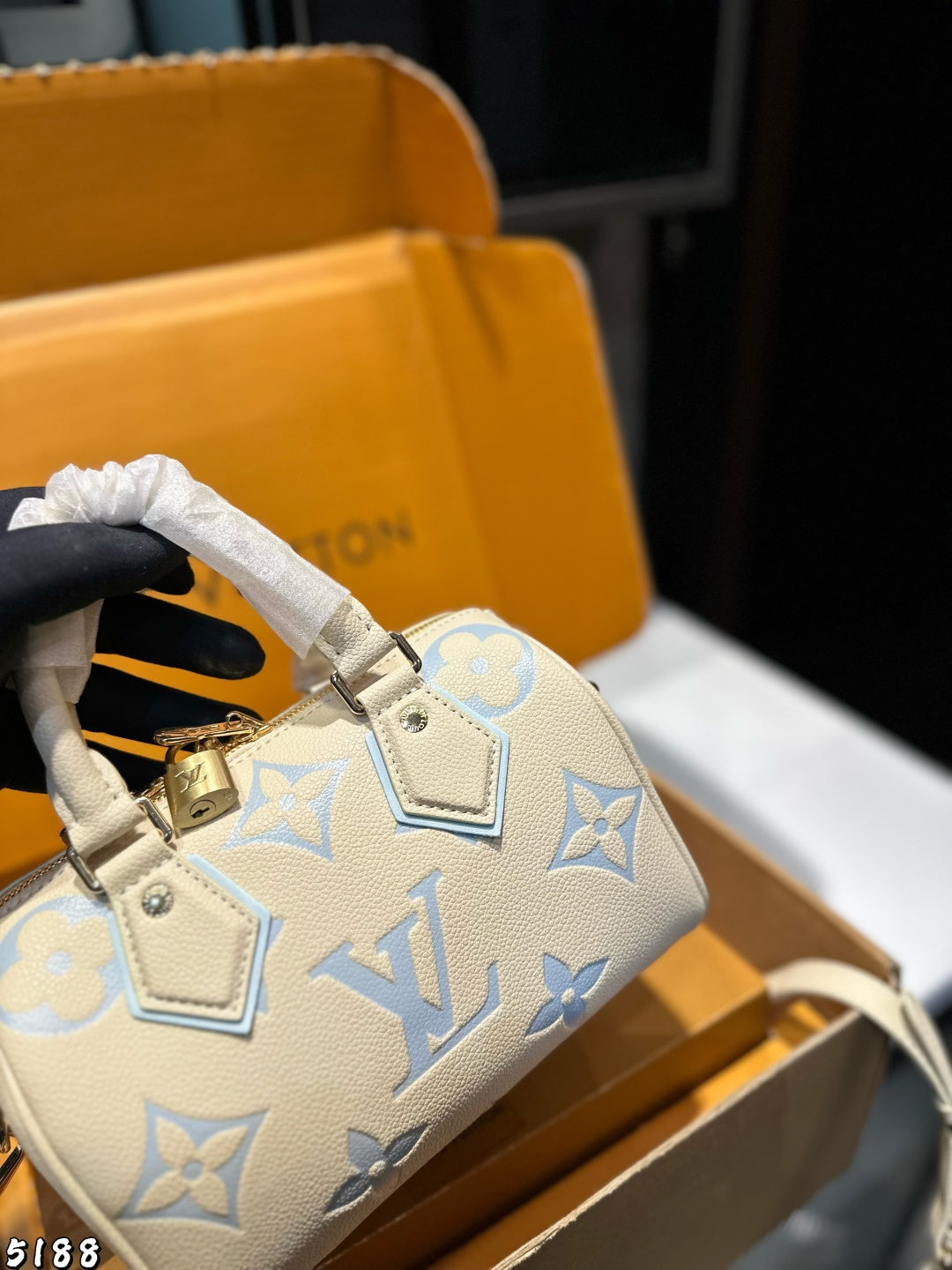 Louis Vuitton Monogram Empreinte Bicolour Speedy Bandoulière 20 handbag in white and blue leather.