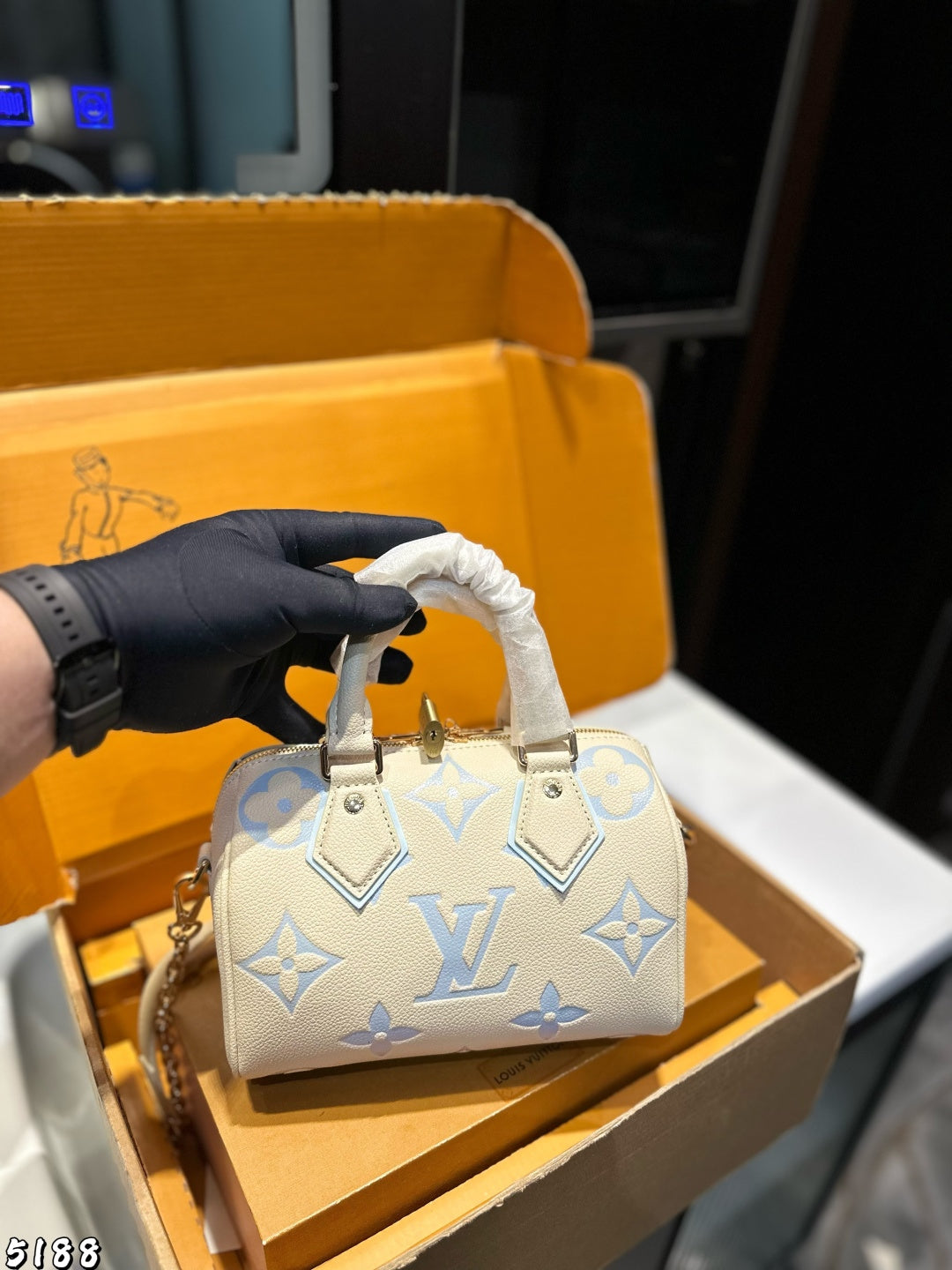 Louis Vuitton Monogram Empreinte Bicolour Speedy Bandoulière 20 handbag in white and blue leather.
