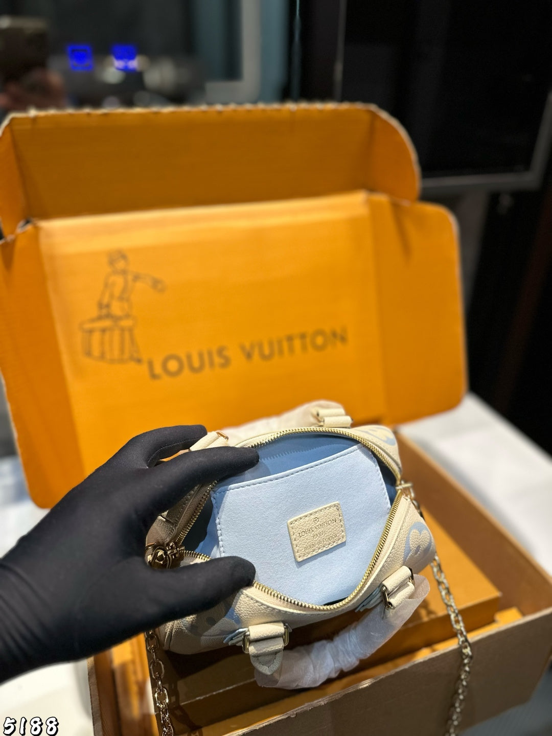 Louis Vuitton Monogram Empreinte Bicolour Speedy Bandoulière 20 handbag in white and blue leather.