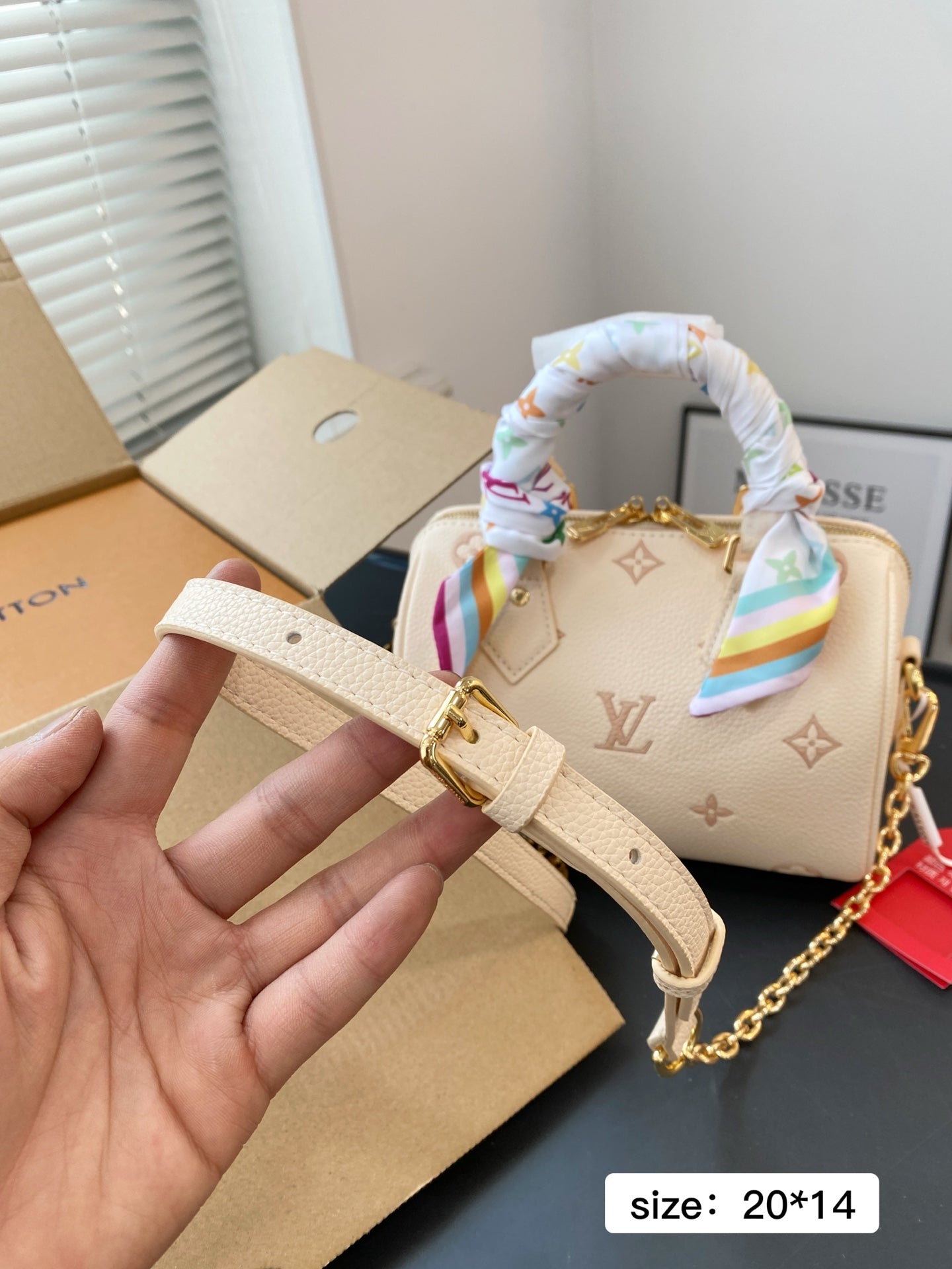 Louis Vuitton Speedy Bandoulière 20 handbag in Cream and pink embossed