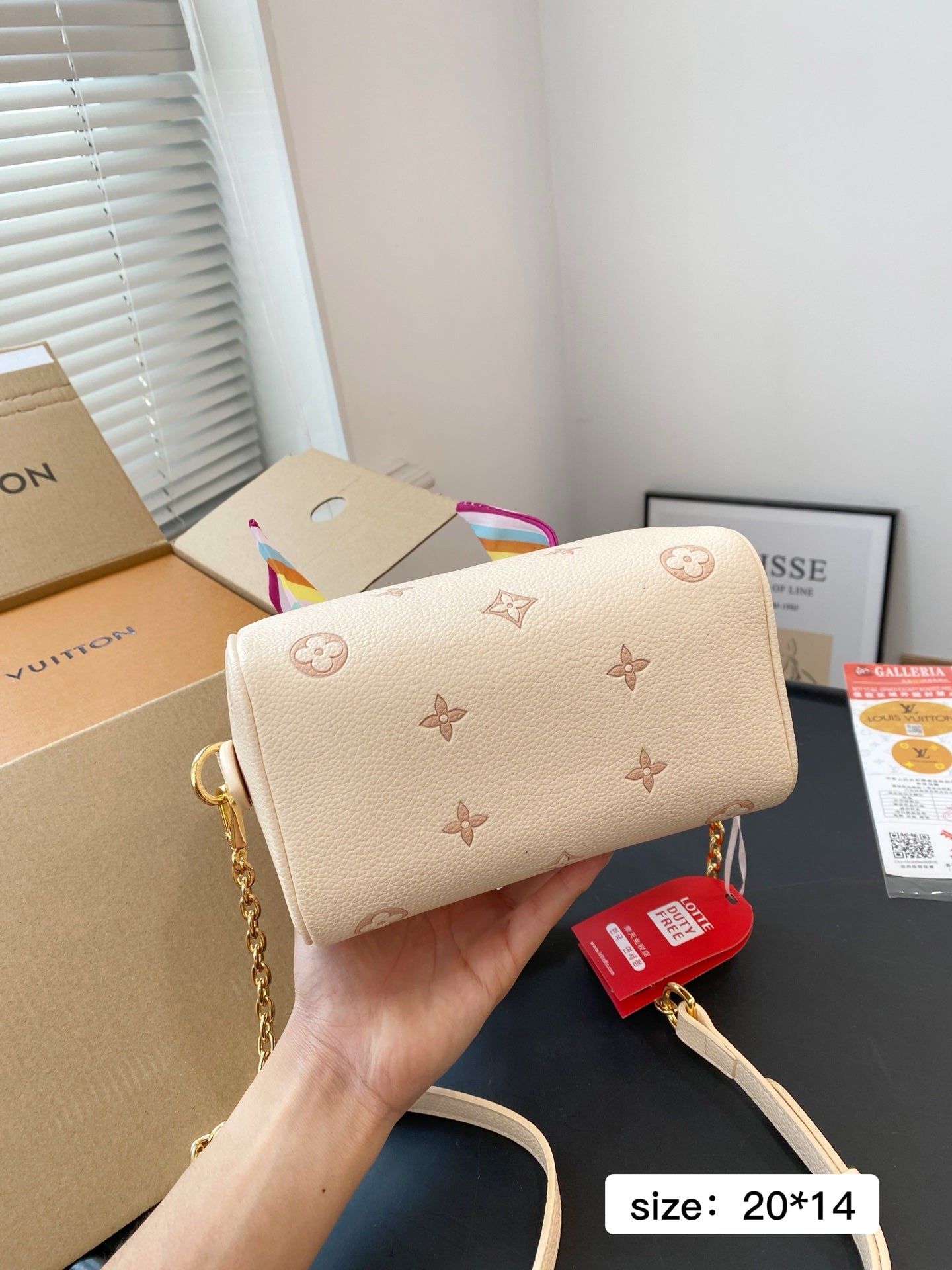 Louis Vuitton Speedy Bandoulière 20 handbag in Cream and pink embossed