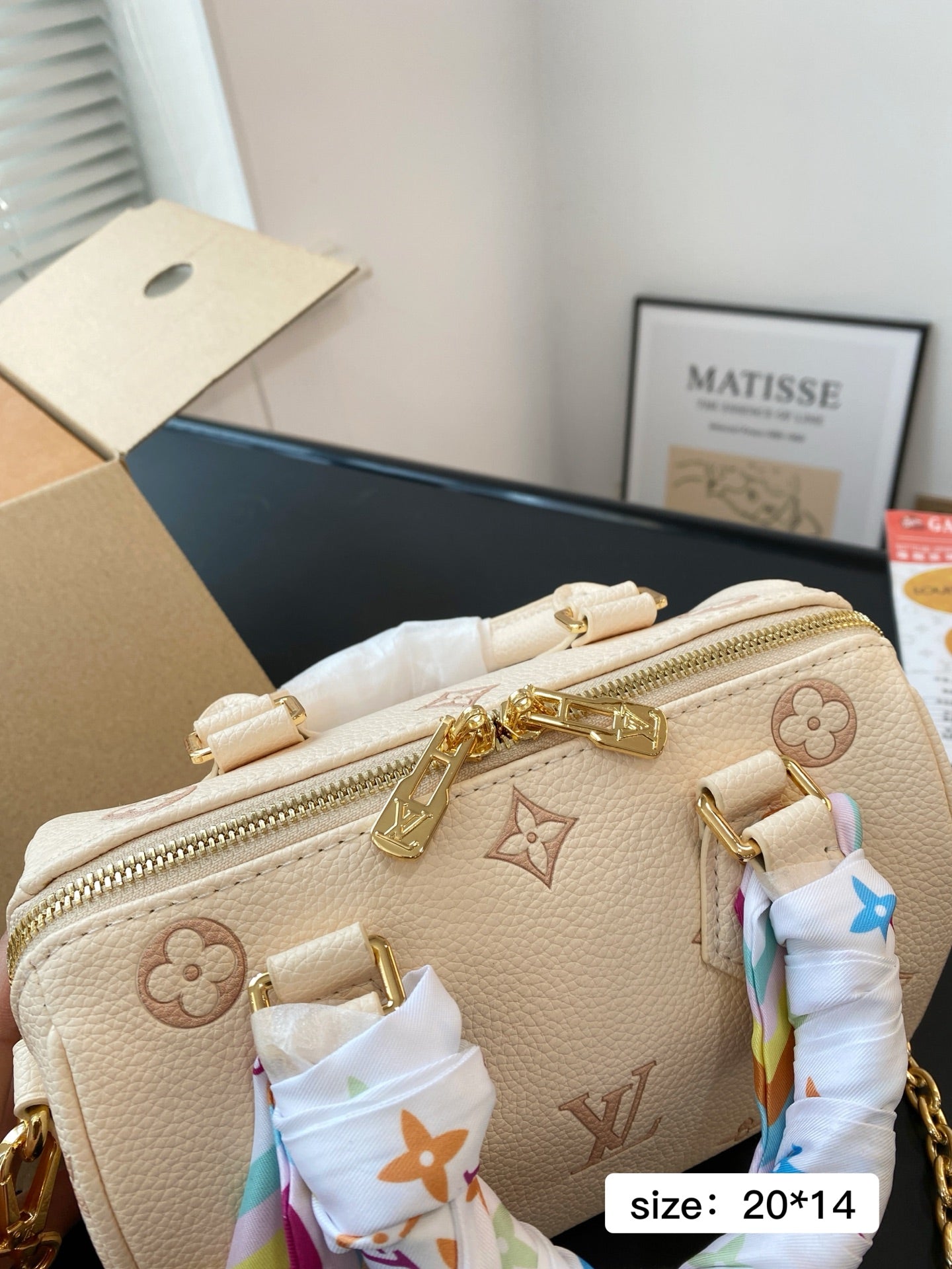 Louis Vuitton Speedy Bandoulière 20 handbag in Cream and pink embossed