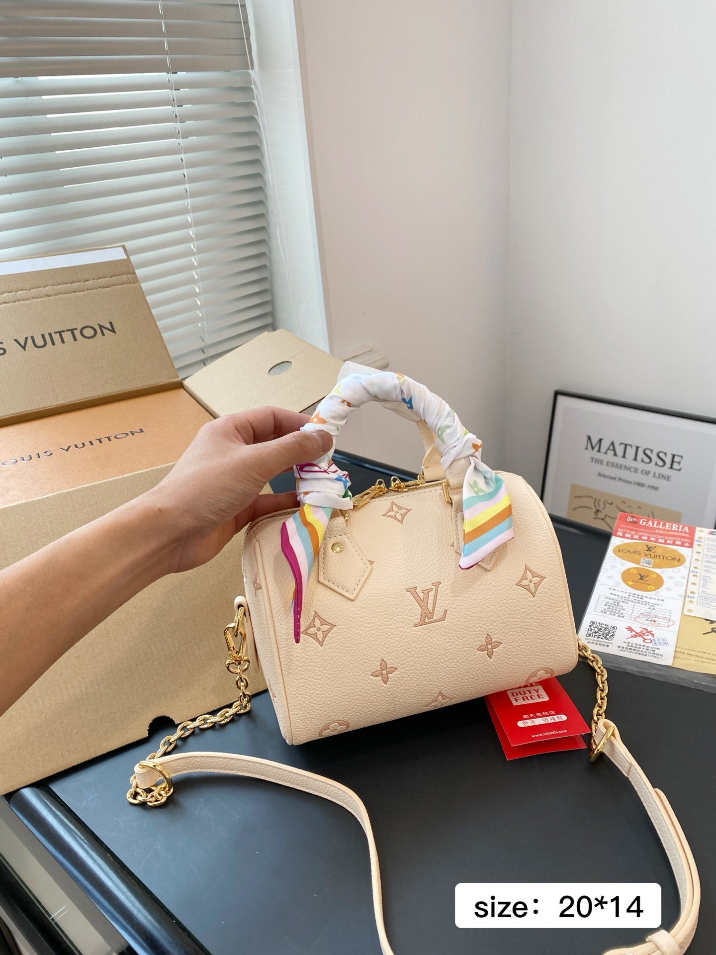 Louis Vuitton Speedy Bandoulière 20 handbag in Cream and pink embossed